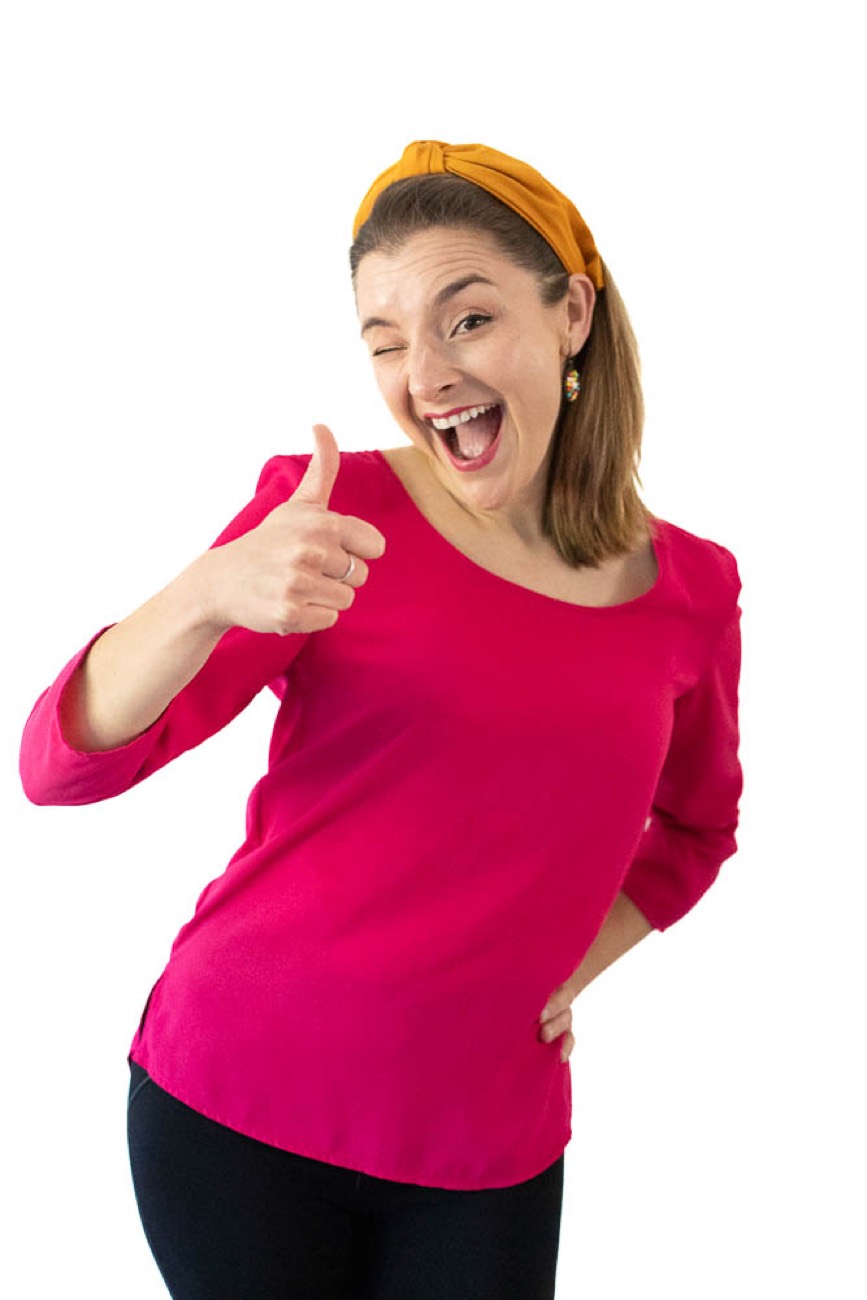 Julia Gómez, Spanish teacher, smiling and giving a thumbs up
