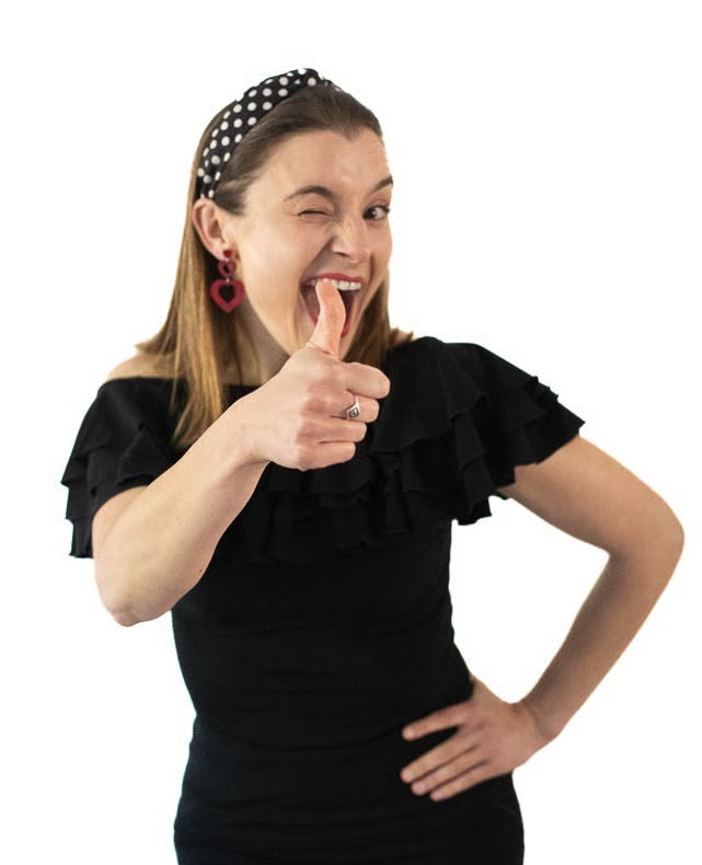 Julia Gómez winking and giving a thumbs up