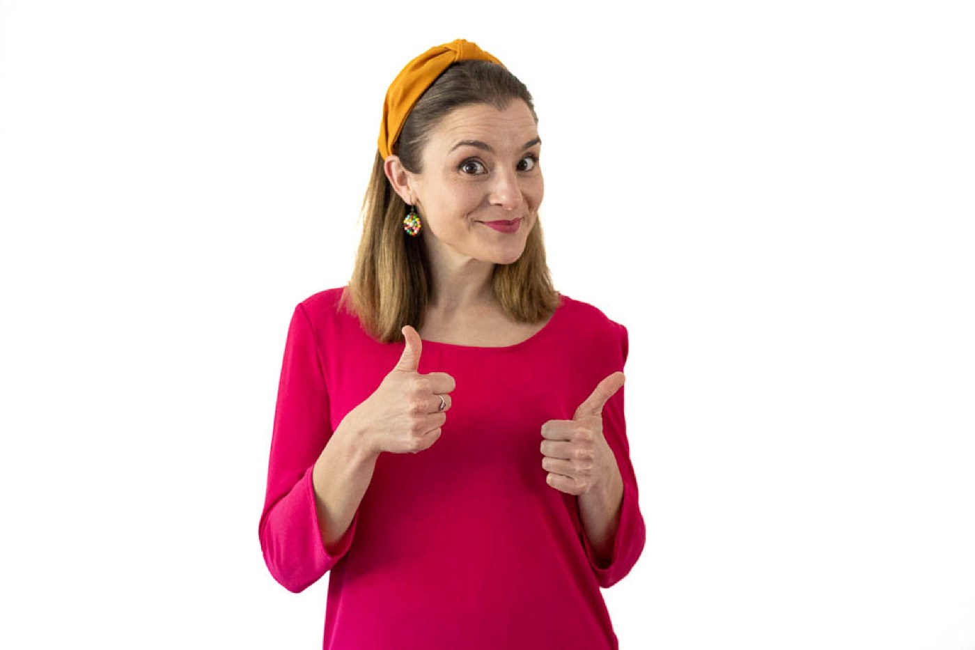 Julia Gómez giving two thumbs up